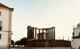 Templo Romano de Évora al atardecer, ciudad anfitriona de la Gala Guía Repsol 2026 en Portugal.