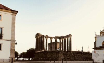 Templo Romano de Évora al atardecer, ciudad anfitriona de la Gala Guía Repsol 2026 en Portugal.