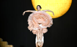 Rosalía en concierto en Lyon durante el LUX Tour 2026 con un gran sol luminoso en el escenario