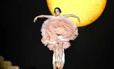 Rosalía en concierto en Lyon durante el LUX Tour 2026 con un gran sol luminoso en el escenario