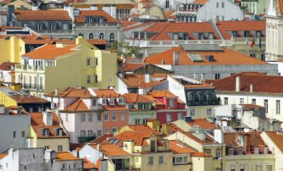 Vista panorámica de los tejados del centro histórico de Lisboa y su arquitectura tradicional