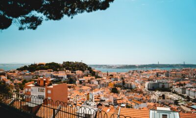 Vista panorámica de Lisboa con el Castillo de São Jorge y el río Tajo