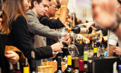 Sommelier sirviendo vino portugués durante degustación en la Paixão Pelo Vinho Awards Wine Party en Lisboa