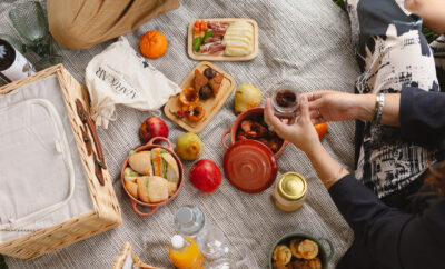 Mujeres disfrutando de una comida al aire libre para celebrar el Día de la Mujer