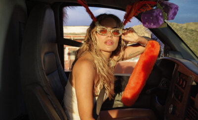 Karol G en concierto durante su gira internacional con público en estadio