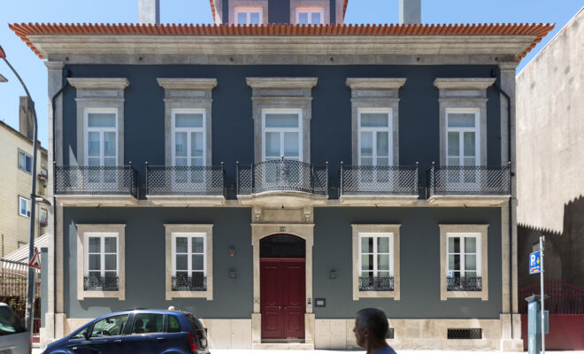 OSA Cedofeita combina la autonomía de un apartamento con servicios hoteleros y gastronomía integrada en el mismo edificio.